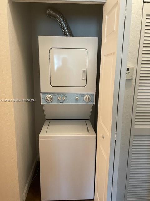 Oasis Homestead, FL 33033 - Photo 12 of 37 a utility room with dryer and washer