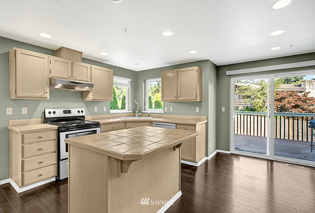 4312 Northeast 9th Place Renton, WA 98059 - Photo 4 of 15