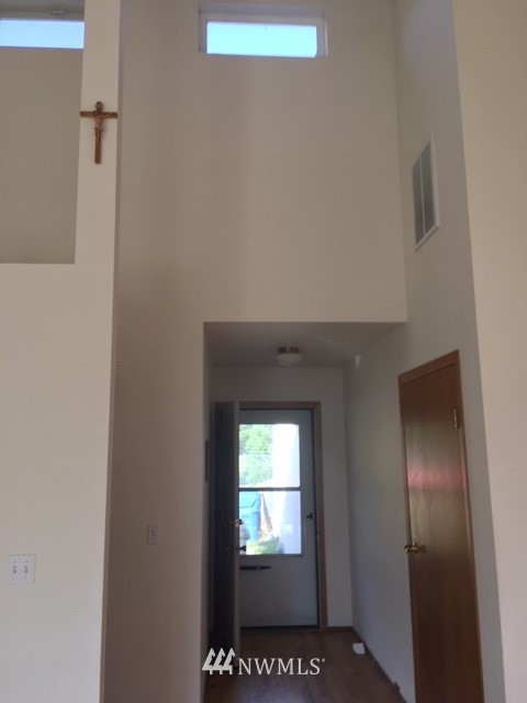 159 Yakima Avenue Southeast Renton, WA 98059 - Photo 17 of 19 a bathroom with a window