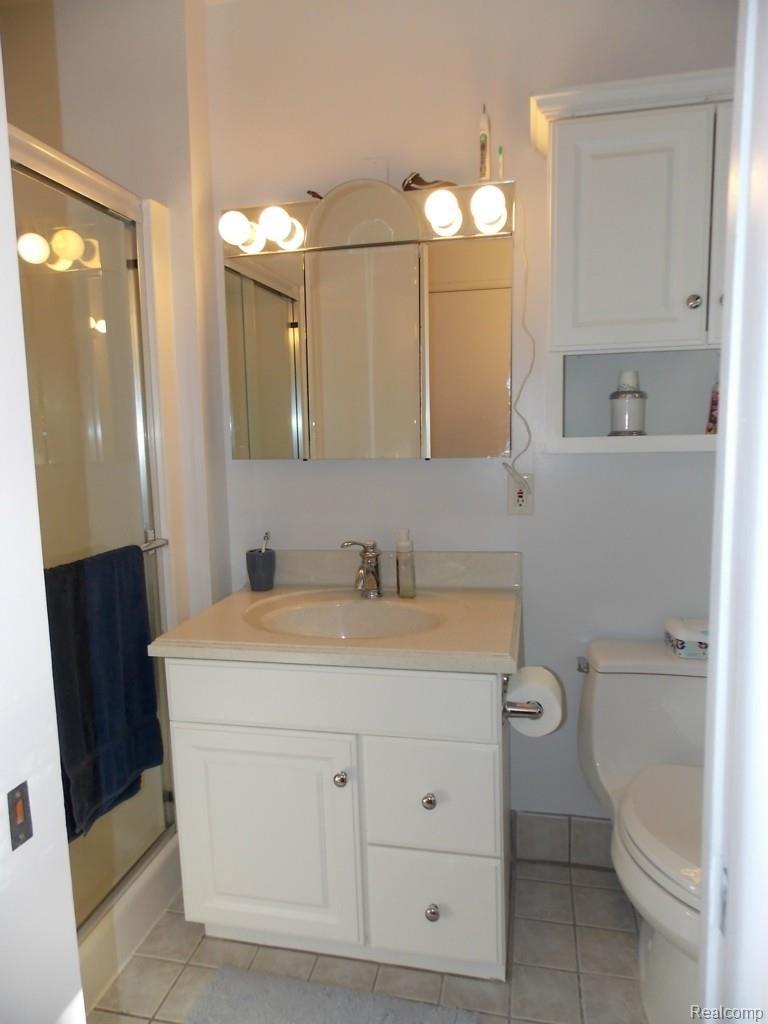 482 Shagbark Drive Rochester, MI 48309 - Photo 26 of 37 Master Bath Adjoined to Master Bedroom