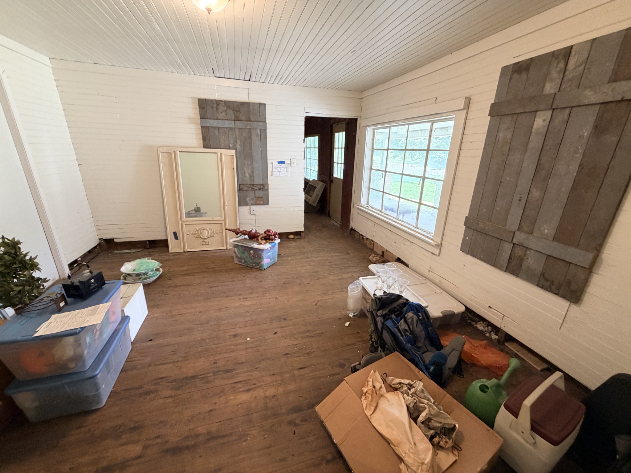 1687 Georgia Crossing Road Winchester, TN 37398 - Photo 32 of 38 a room with furniture and a window