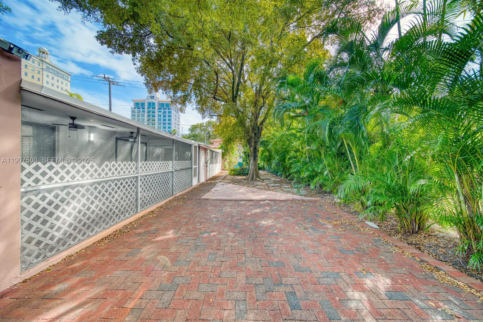 400 Minorca Avenue, Unit 1 Coral Gables, FL 33134 - Photo 20 of 21 a view of a backyard