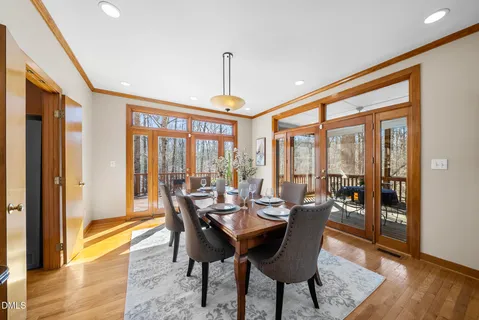 a picture of a small white building