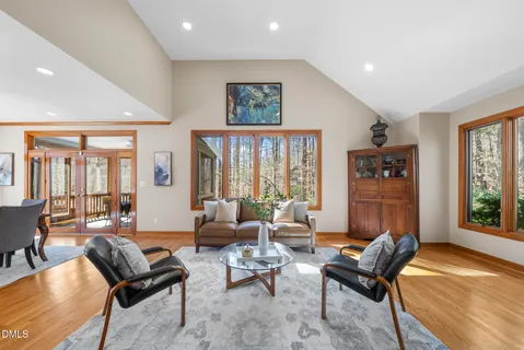 a picture of a book shelf