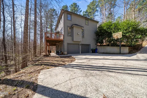 a view of a back yard