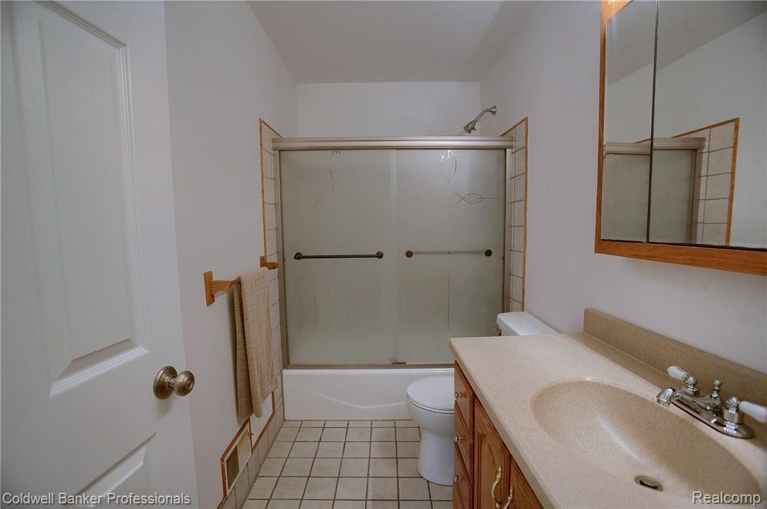 30660 West 11 Mile Road Farmington, MI 48336 - Photo 22 of 28 23-Bathroom.jpg