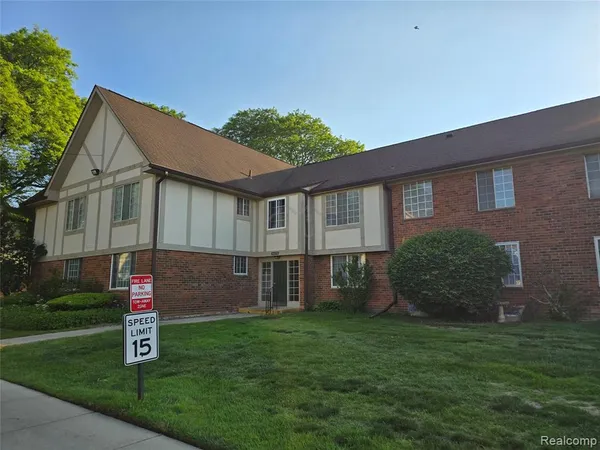$1,349 | 30276 Southfield Road, Unit 215, Southfield, MI 48076