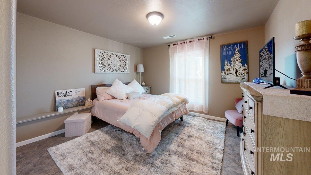 1724 Ridgeview Drive Clarkston, WA 99403 - Photo 28 of 48 Bedroom featuring baseboards