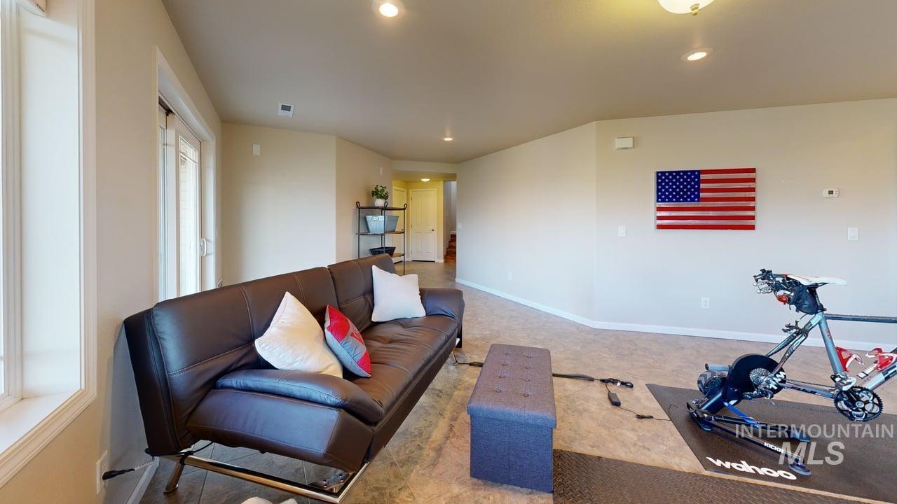 1724 Ridgeview Drive Clarkston, WA 99403 - Photo 34 of 48 Living room featuring recessed lighting