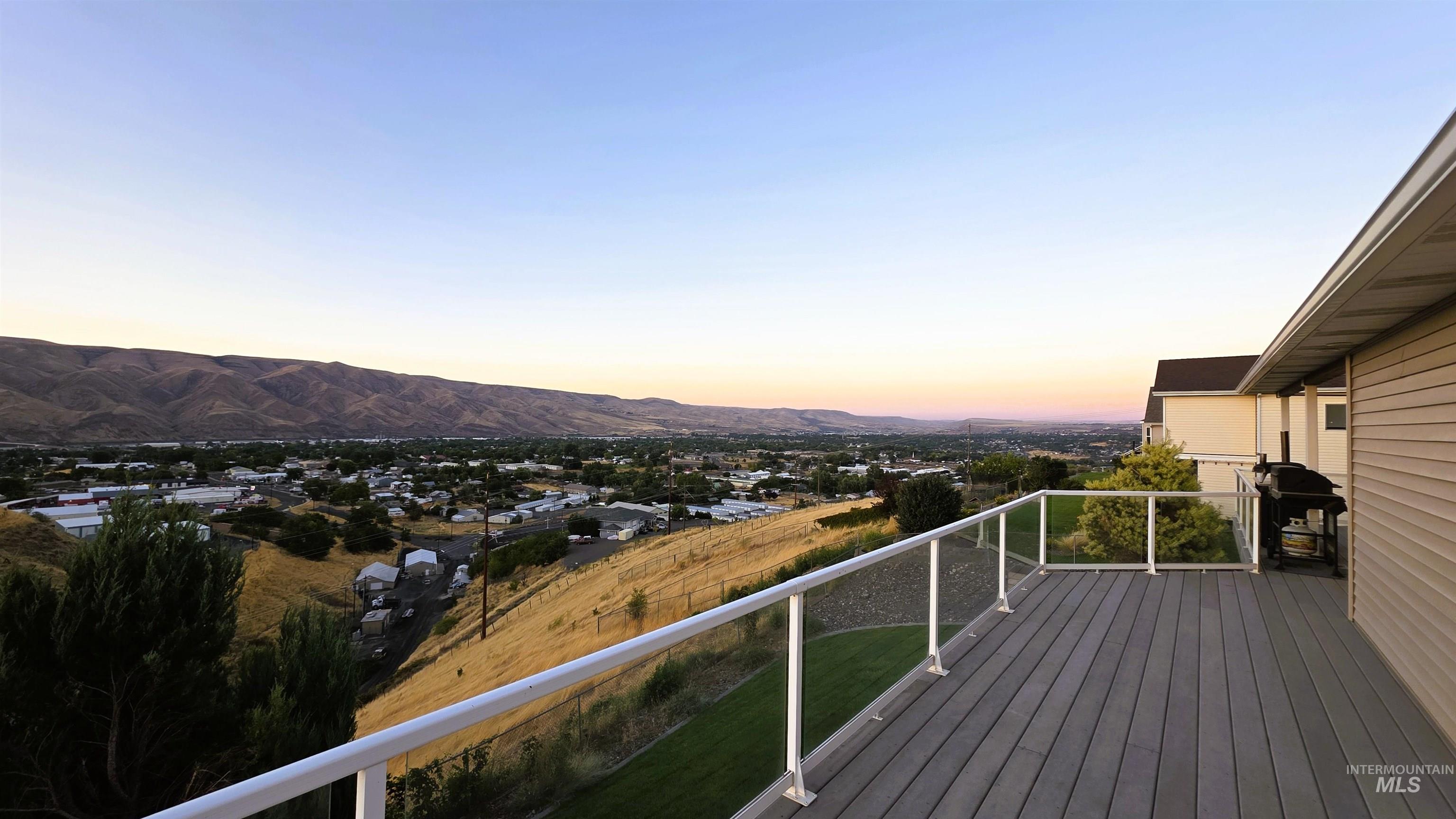 1724 Ridgeview Drive Clarkston, WA 99403 - Photo 40 of 48 Wooden terrace featuring a grill