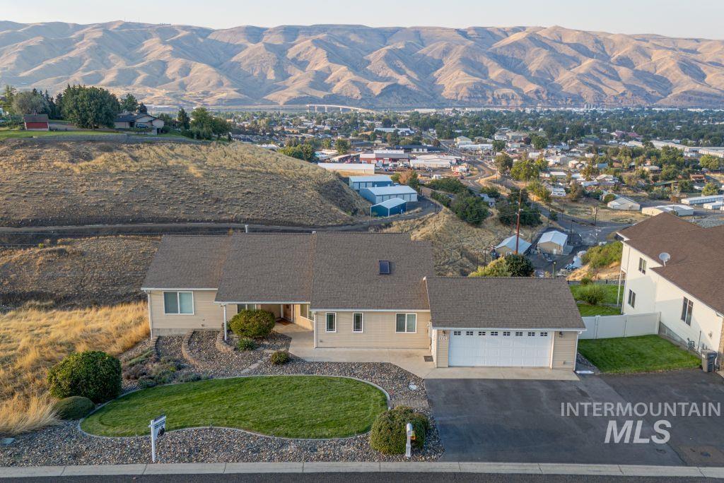 1724 Ridgeview Drive Clarkston, WA 99403 - Photo 44 of 48 View from above of property featuring a mountainous background