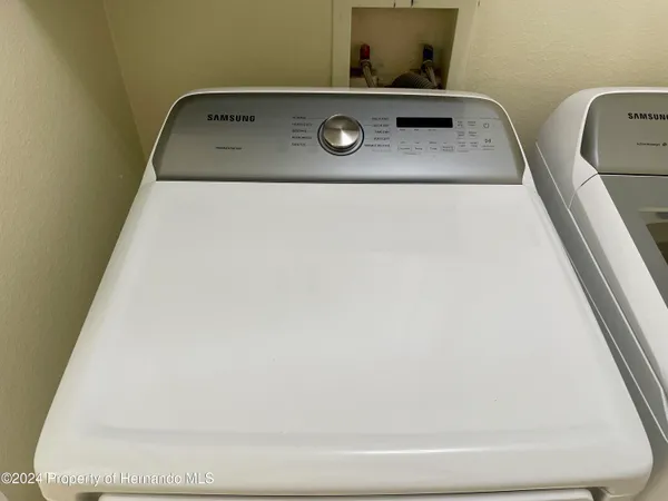 view of utility room with washer and dryer