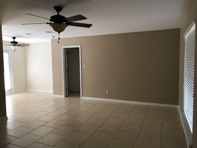 947 Summerton Drive Foley, AL 36535 - Photo 3 of 15 Living Room
