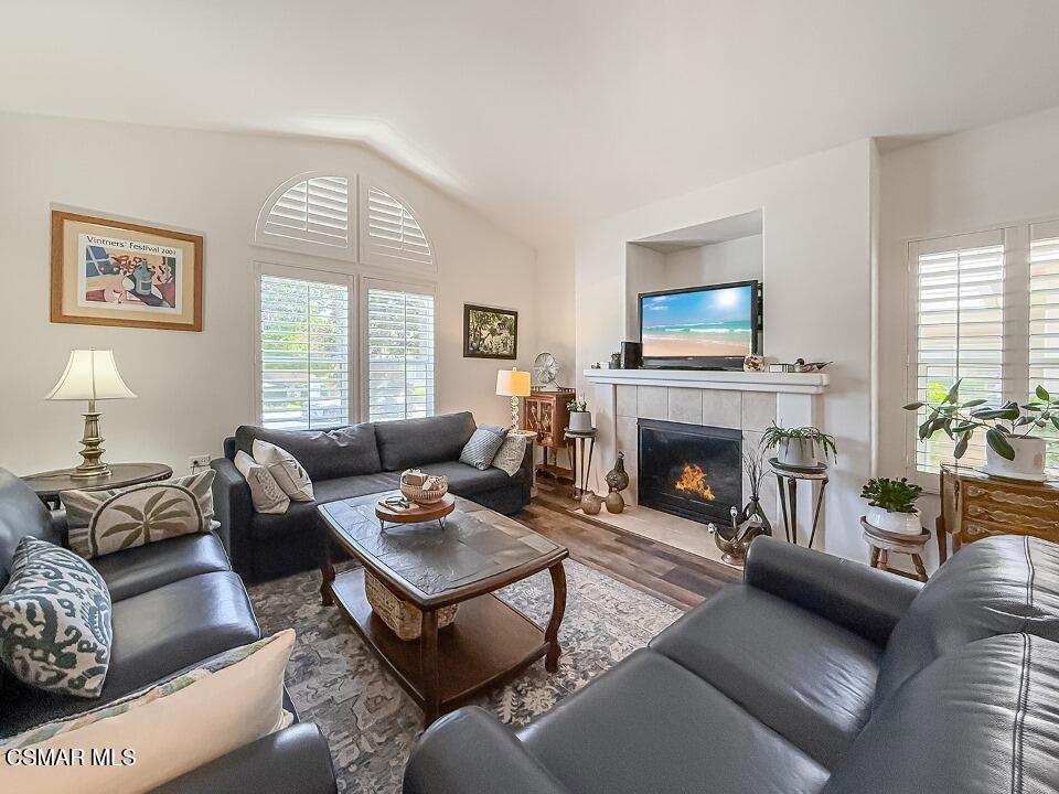 2037 Freesia Avenue Simi Valley, CA 93063 - Photo 9 of 36