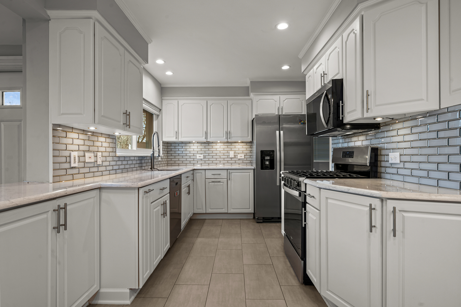 890 Meadow Road Northbrook, IL 60062 - Photo 7 of 32