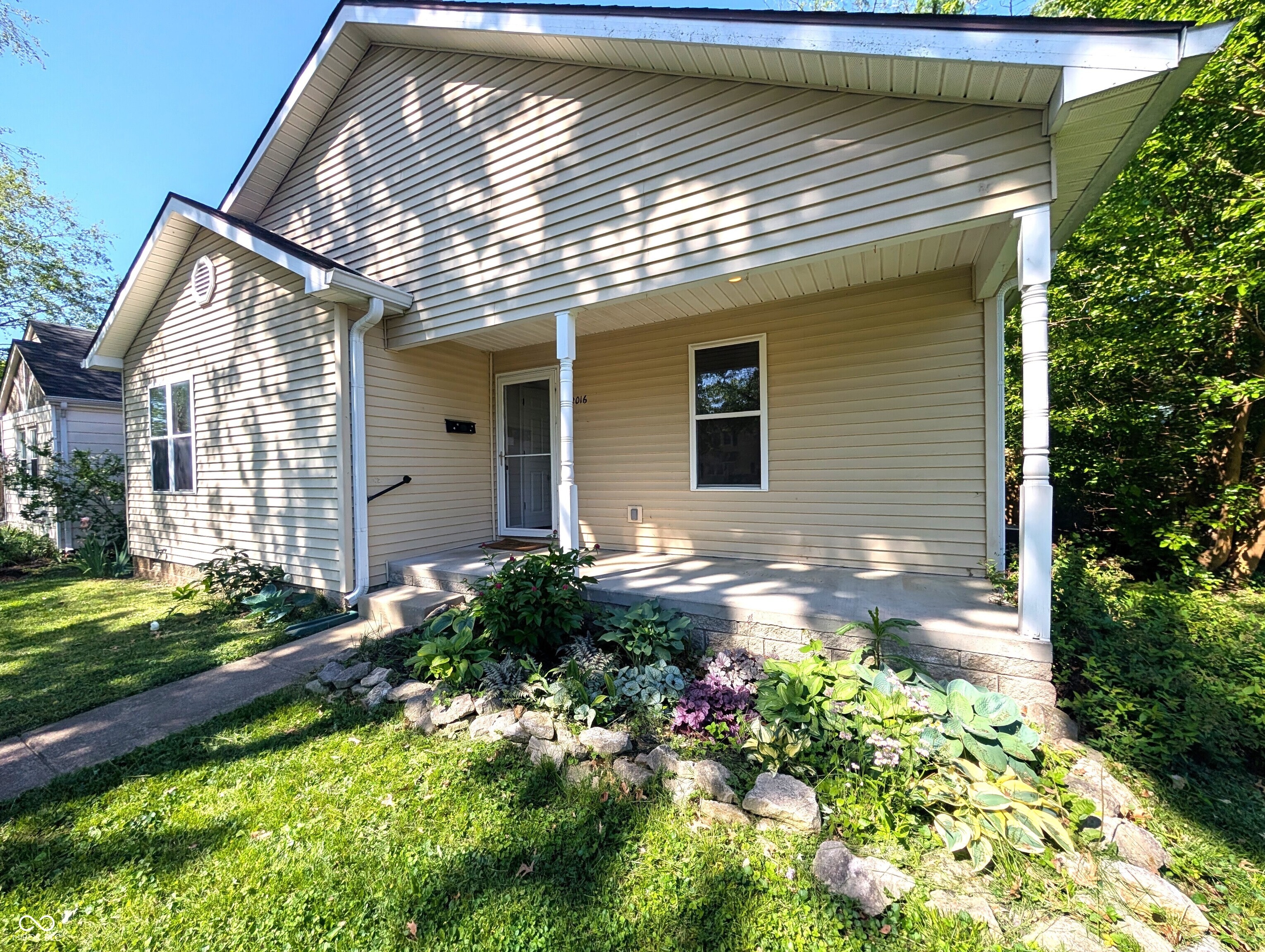 2016 Pennsylvania Street Columbus, IN 47201 - Photo 2 of 32