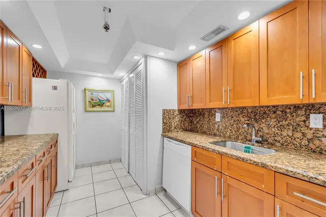 $650,000 | 3200 Collins Avenue, Unit 128, Miami Beach, FL 33140