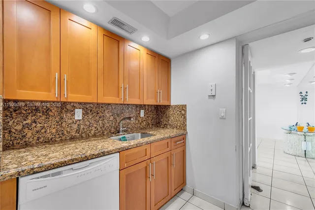 $650,000 | 3200 Collins Avenue, Unit 128, Miami Beach, FL 33140
