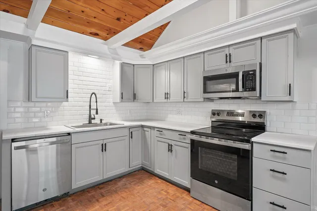 $399,000 | 5 Summer Street, Orono, ME 04473