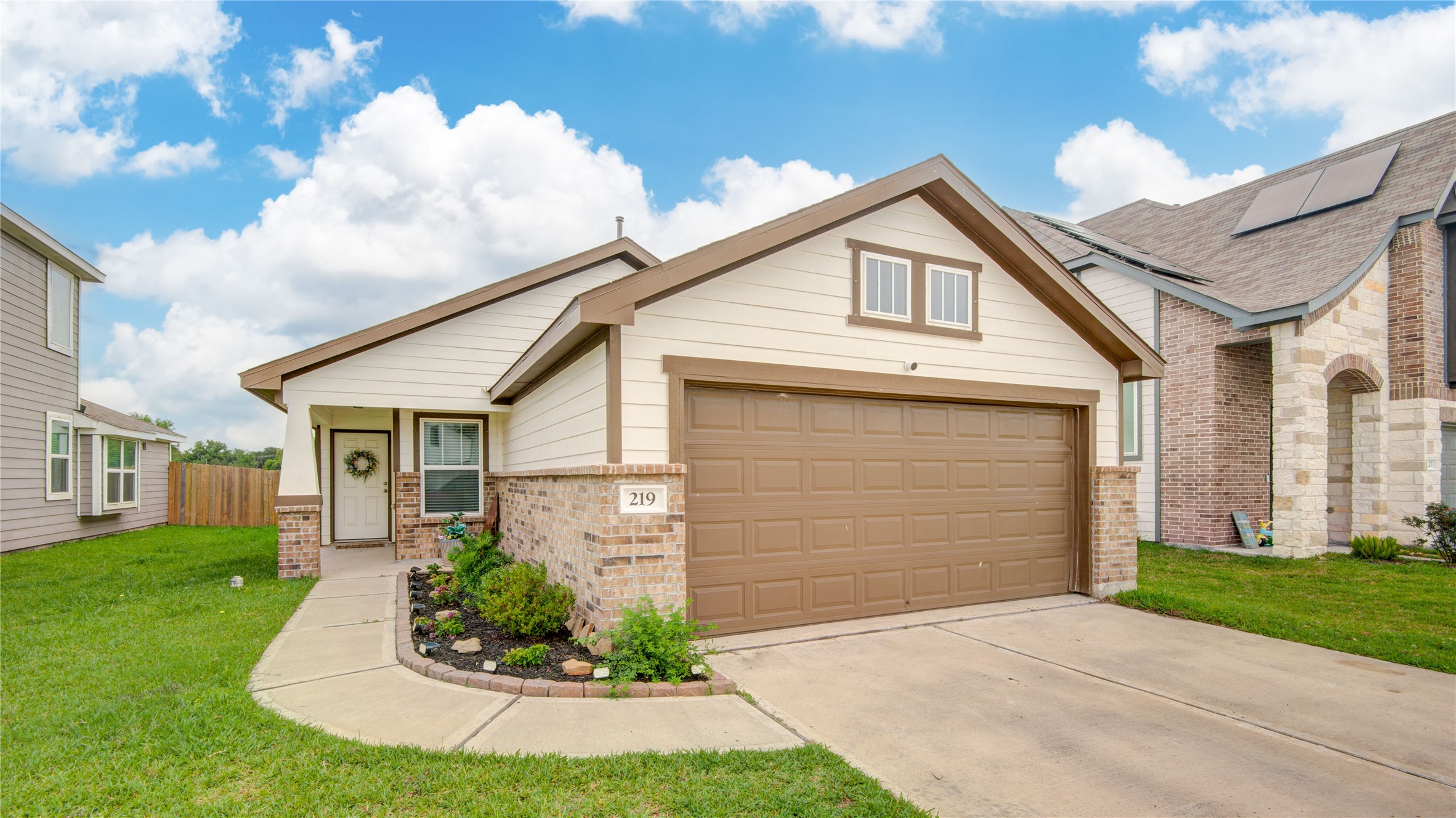 219 Lisa Marie Drive Angleton, TX 77515 - Photo 2 of 26
