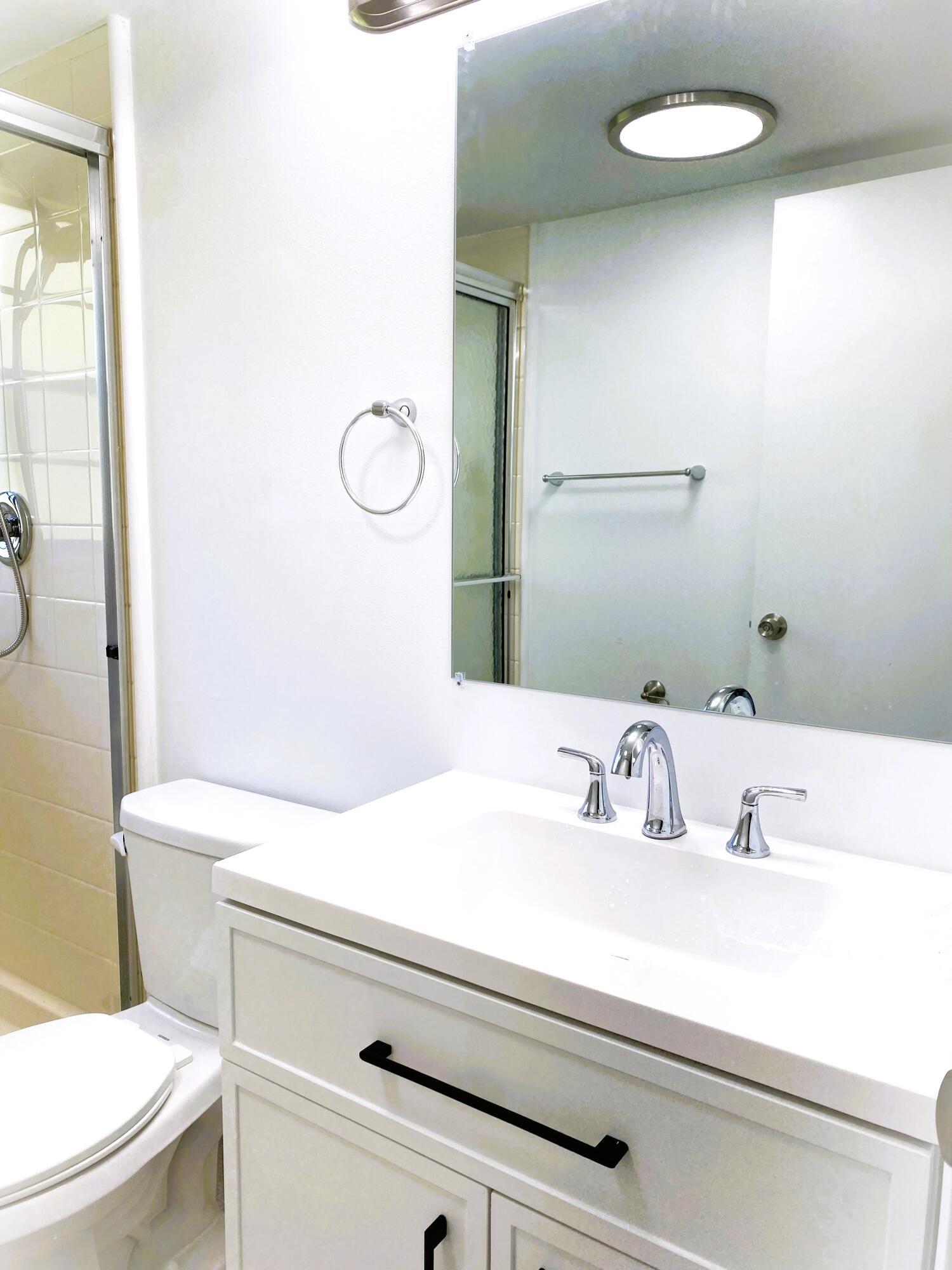 256 Mansfield F, Unit G Boca Raton, FL 33434 - Photo 9 of 40 RENOVATED BATH