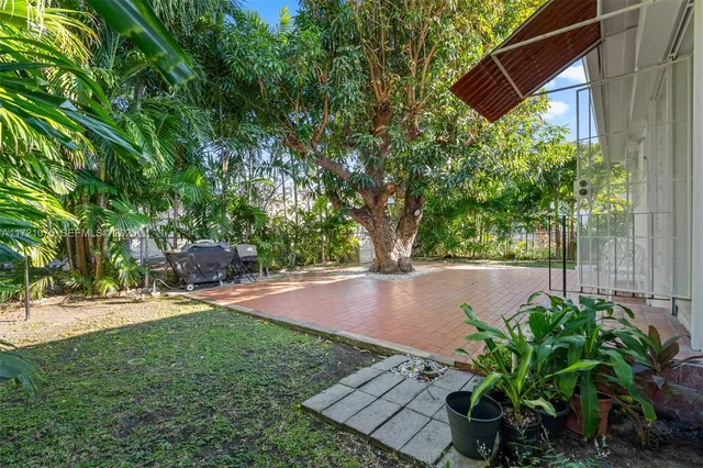 a view of yard with green space