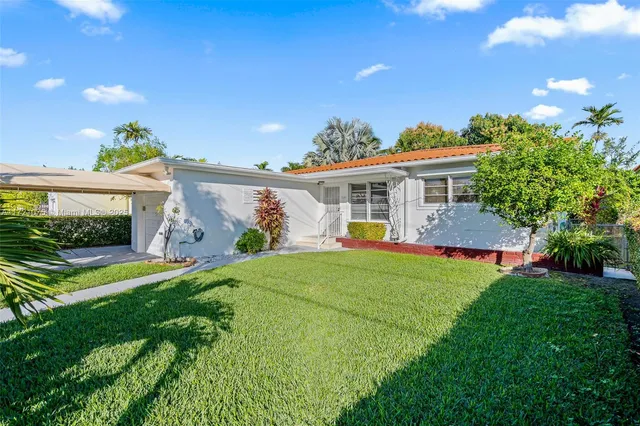 a view of an house with backyard space and balcony