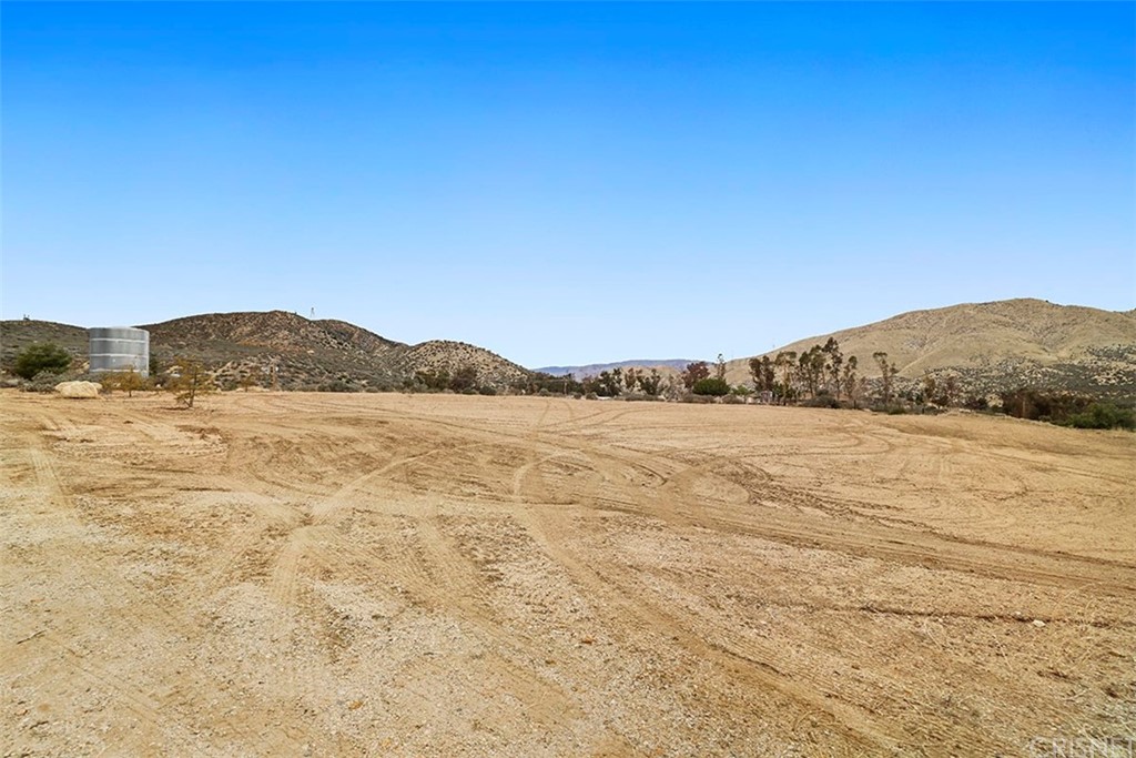30231 Aliso Canyon Road Palmdale, CA 93550 - Photo 19 of 38 a view of lake and mountain