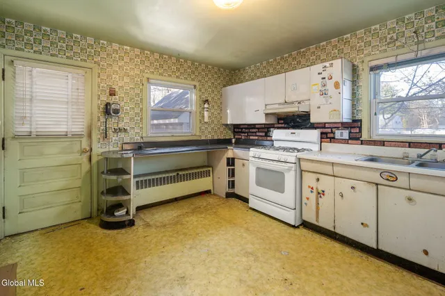 $250,000 | 829 Troy-Schenectady Road, Colonie, NY 12110