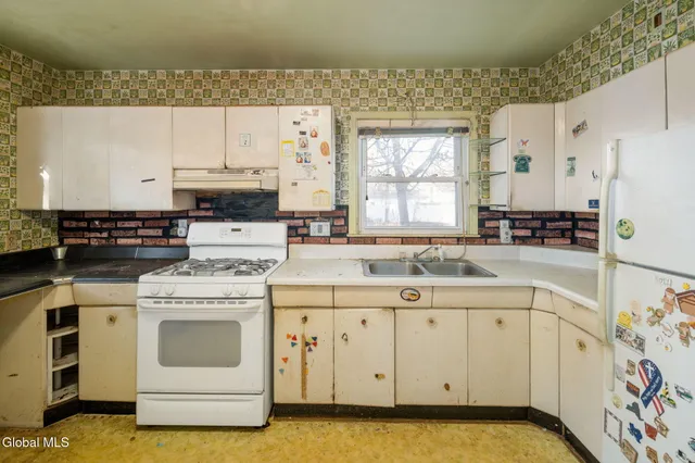 $250,000 | 829 Troy-Schenectady Road, Colonie, NY 12110