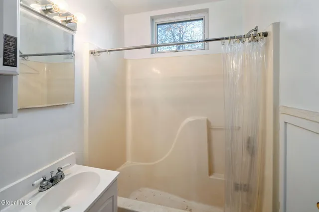 $250,000 | 829 Troy-Schenectady Road, Colonie, NY 12110