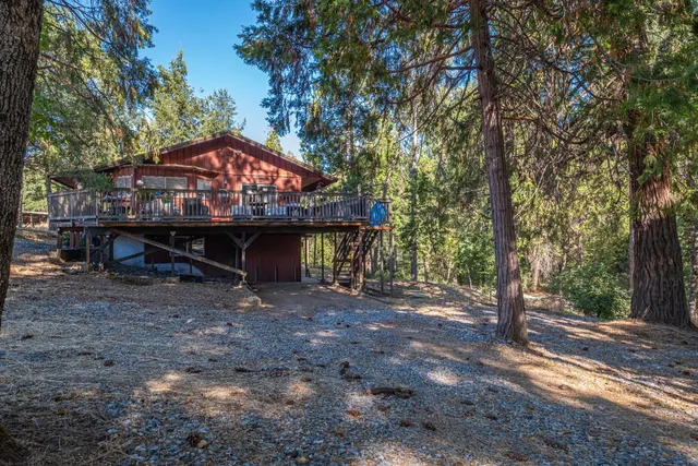 a view of a house with backyard and sitting area