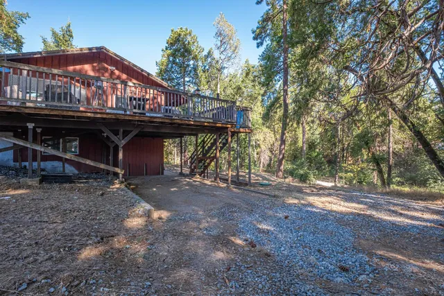 a view of backyard with table and chairs