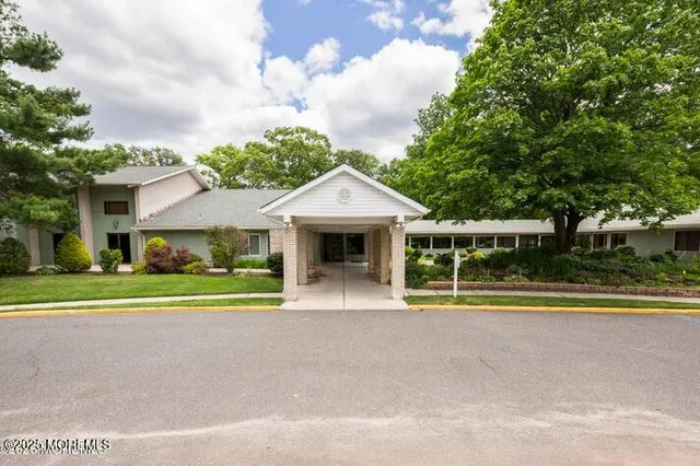 $3,400 | 30 Berkshire Court, Red Bank, NJ 07701