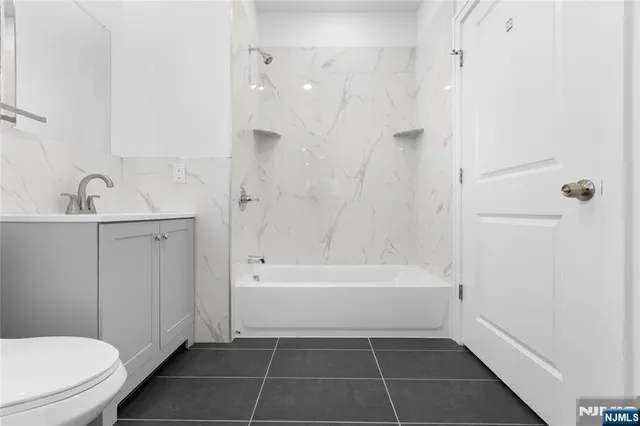 $2,345 | 51 East Main Street, Unit 210, Bergenfield, NJ 07621