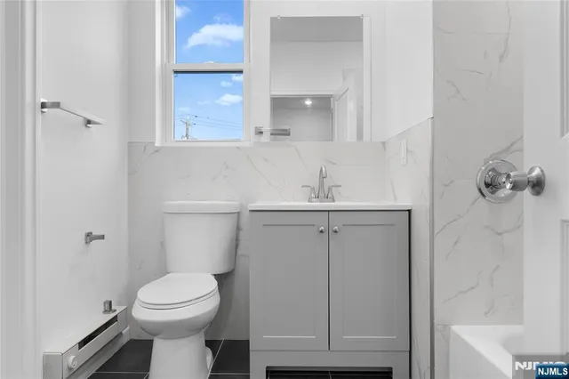 $2,345 | 51 East Main Street, Unit 210, Bergenfield, NJ 07621