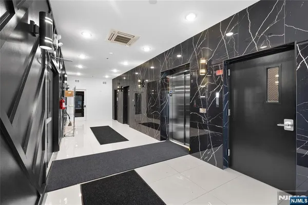 $2,295 | 51 East Main Street, Unit 210, Bergenfield, NJ 07621