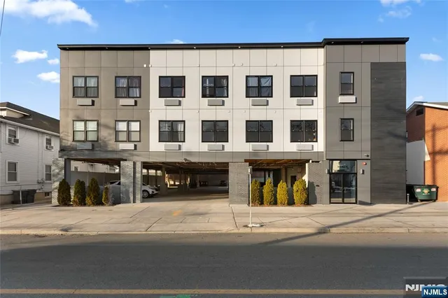 $2,345 | 51 East Main Street, Unit 210, Bergenfield, NJ 07621