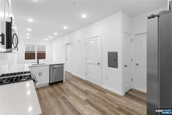 $2,295 | 51 East Main Street, Unit 210, Bergenfield, NJ 07621