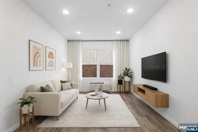 $2,345 | 51 East Main Street, Unit 210, Bergenfield, NJ 07621