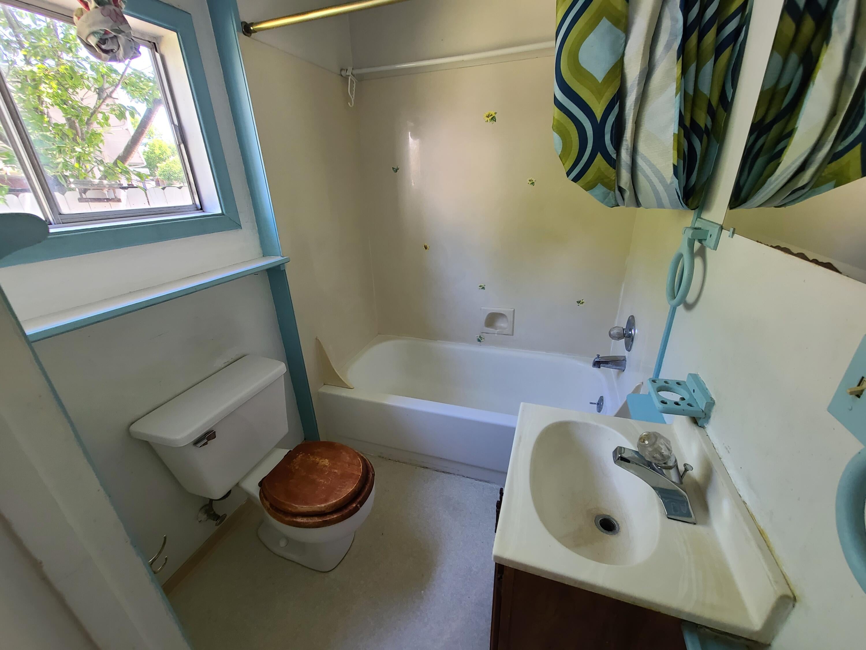 422 North 1st Street Central Point, OR 97502 - Photo 7 of 18 8