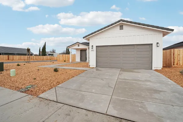 a view of backyard of the house