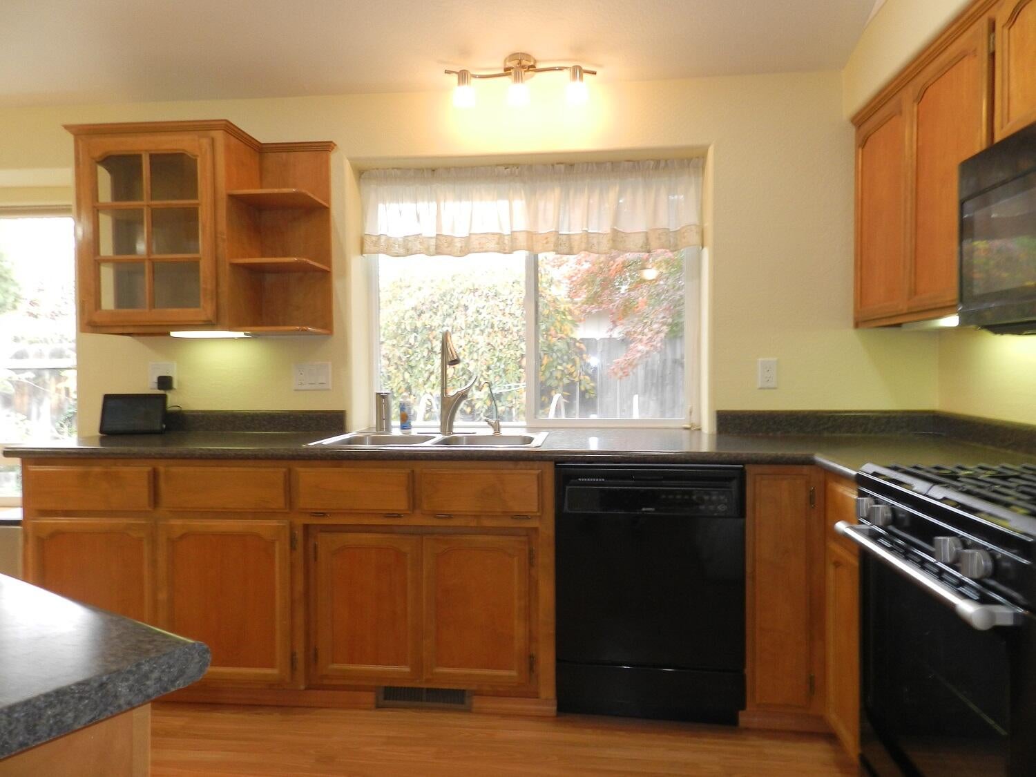 648 Benjamin Way Phoenix, OR 97535 - Photo 9 of 29 DSCN0299