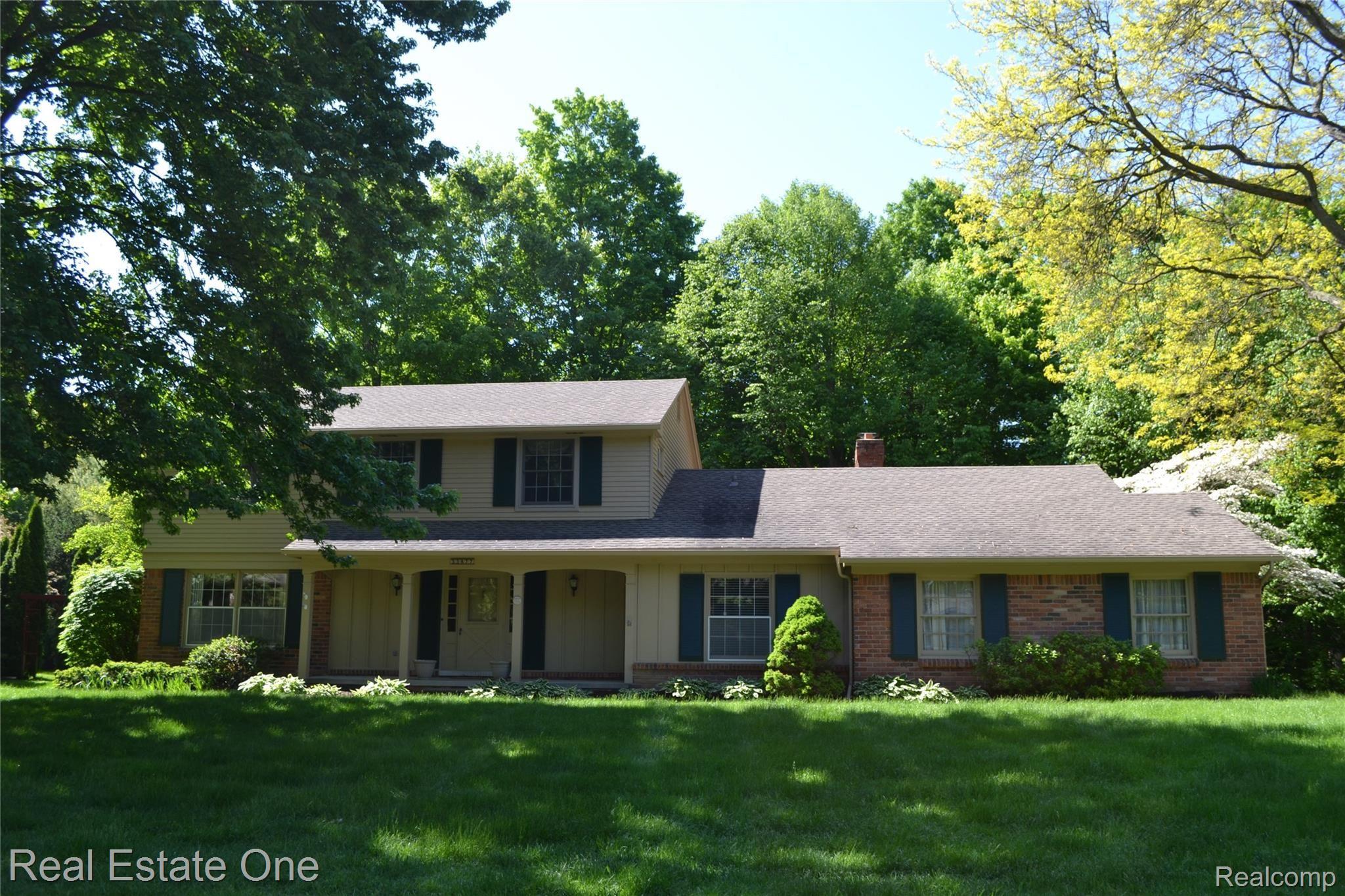 33877 Hunters Pointe Road Farmington, MI 48331 - Photo 2 of 44 1.jpg
