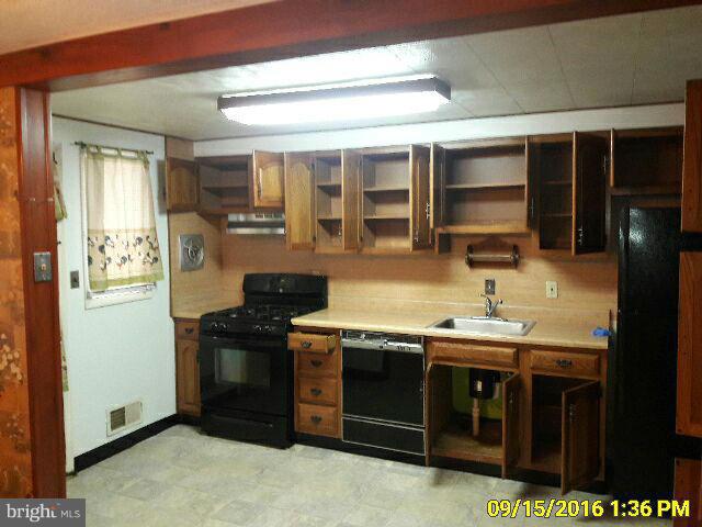 938 Foxridge Lane Baltimore, MD 21221 - Photo 4 of 15 Interior (General)