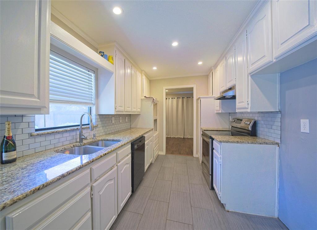 1421 Cross Bend Road Plano, TX 75023 - Photo 3 of 12