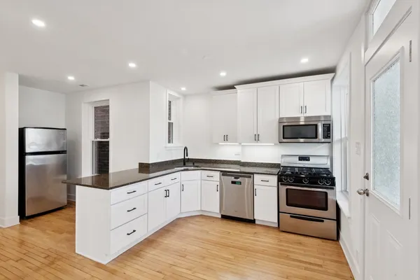 $4,000 | 4345 North Lincoln Avenue, Unit 2, Chicago, IL 60618