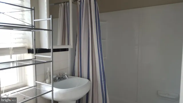 $2,950 | 905 Little Street, Alexandria, VA 22301