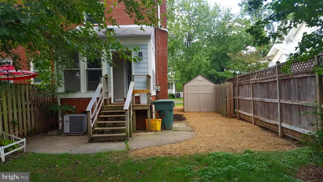 $2,950 | 905 Little Street, Alexandria, VA 22301
