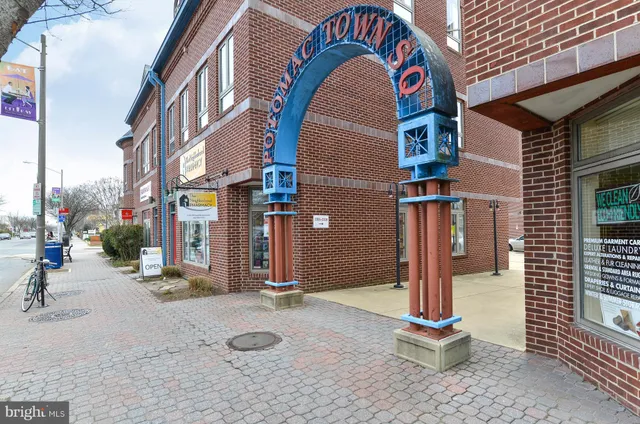 $2,950 | 905 Little Street, Alexandria, VA 22301